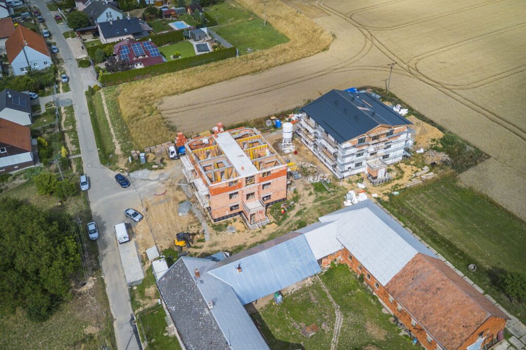 Bytový dům Přehradní ve Fryštáku – pohled na výstavbu a okolí