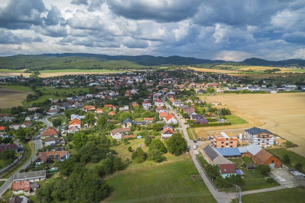 Bytový dům Přehradní ve Fryštáku – pohled na výstavbu a okolí