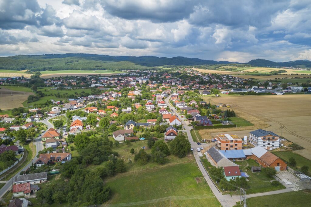 Bytový dům Přehradní ve Fryštáku – pohled na výstavbu a okolí