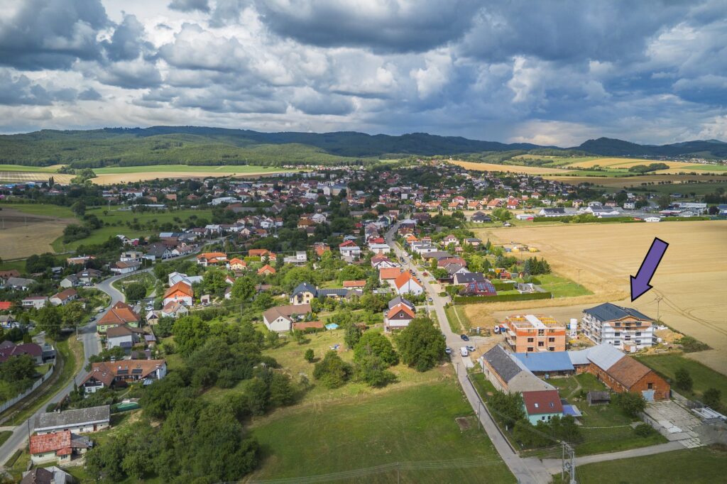 Bytový dům Přehradní ve Fryštáku – pohled na výstavbu a okolí